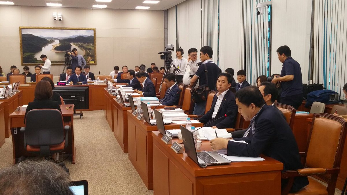 kimcm8764's tweet photo. 김영록 농림부장관후보자 인사청문회에서 도시농업 활성화, 용산 화상경마장, 극심한 가뭄에 대한 해결방안과 정책적 견해를 질의했습니다. 적극적인 소통행보로 300만 농민들의 권익보호를 위해 힘써주시길 기대합니다.
https://t.co/Jk62wGM6eC https://t.co/crJObG6mps