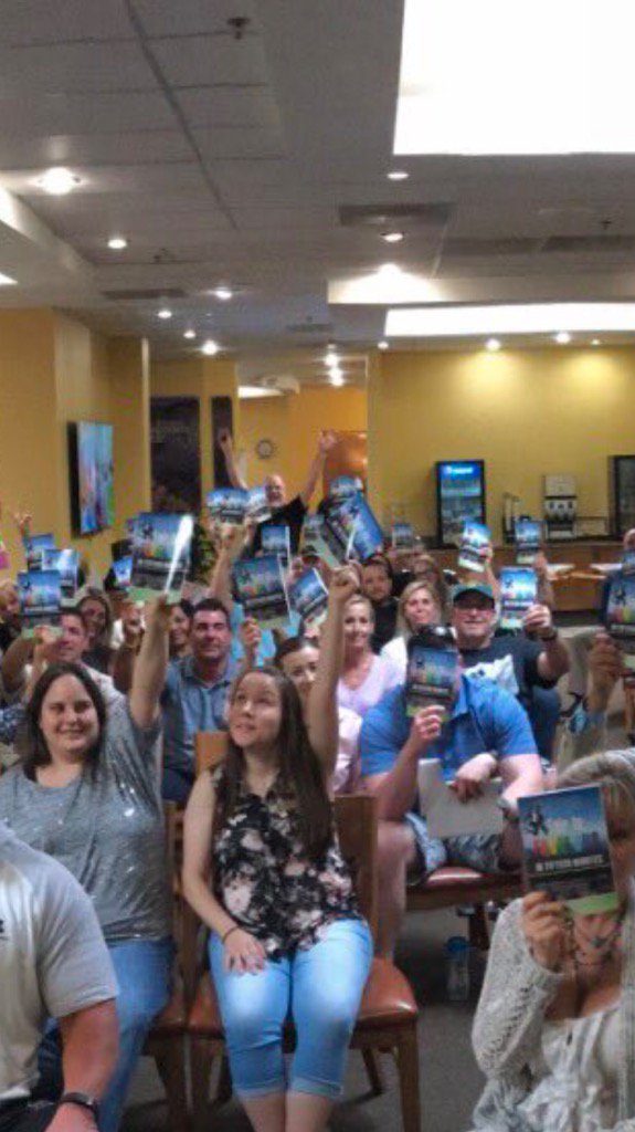 DavidRamosedona's tweet photo. Check out Wayne doing his thing! No place I'd rather be in the CBU! @DRIguy2017 @RhettBolling @DiamondMylinh https://t.co/EJiWt15WF2