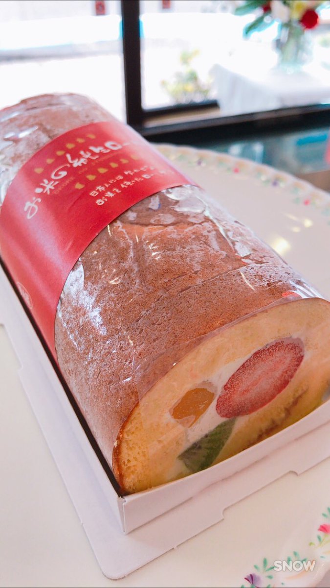 カスタード大和店 こんにちわ 今日は ロールケーキ の中で 1番人気 の 米粉を使用 した こめっこロール のご紹介です フルーツ 当店自慢 の 生クリーム サンドでスポンジがしっとりモチっとしていてとぉ っても美味しいと 大好評 です