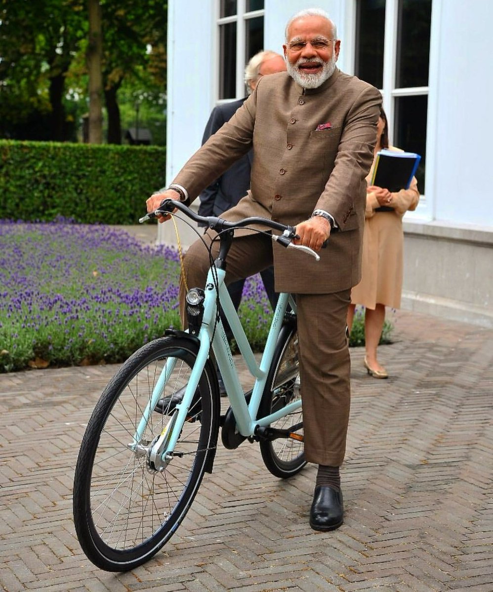 LosingMotion's tweet image. Historic picture of people traveling during odd-even days. 

#ModiInNetherlands