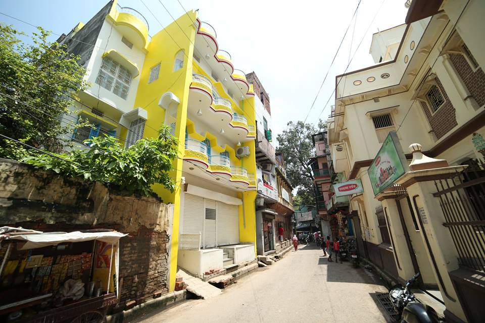 roadhousehostel's tweet photo. Pop of color amidst the chaos. Thats us. #RHHVaranasi #RHH #RoadhouseExperience https://t.co/QeDZAXIwo6