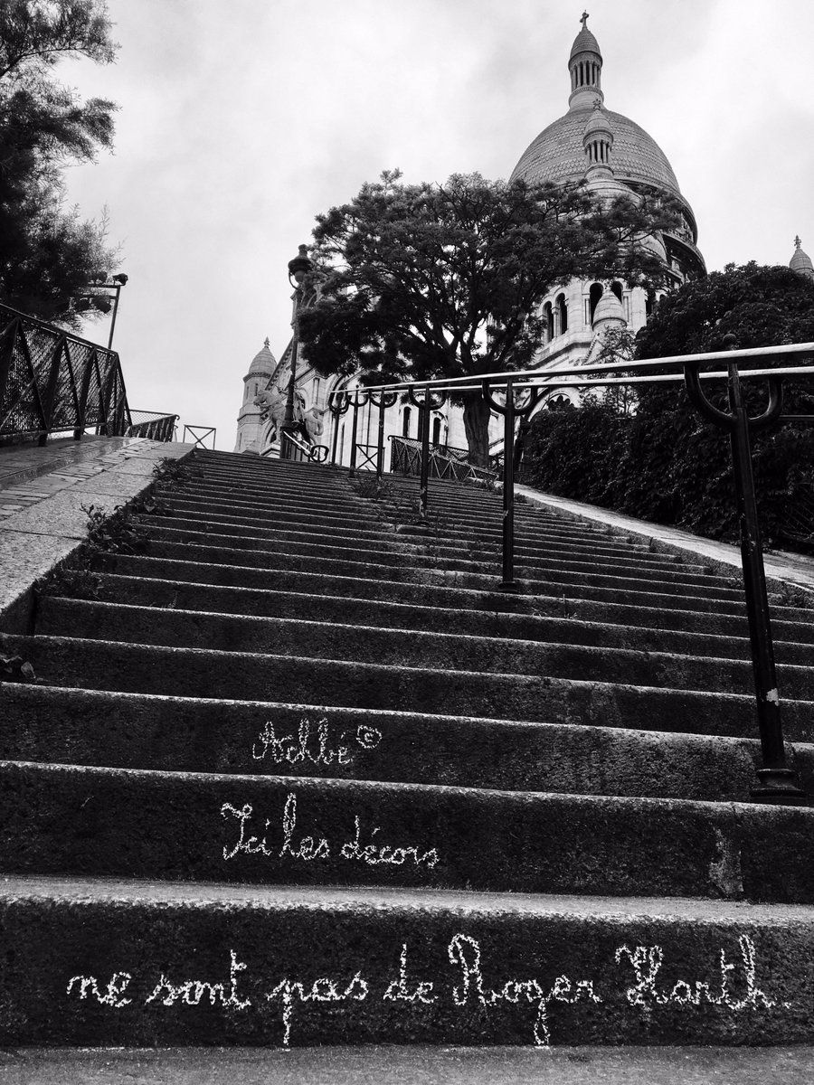 #autheatrecesoir #montrmartre #sacrecœur #veryniceplace
#Paris #France #lestrottoirs #lestrottoirsdeParis #watchyourstep #sidewalk