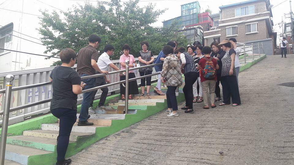 유난히 높은 언덕이 많은
#신흥1동 ㅠㅠ

주민들의 안전한 보행을 위해
급경사지 계단 캐노피 설치 및 보수 공사가
7월중 진행됩니다☺

공사 착공 전,
주민들을 대상으로 대상지역 및 공사에 관한 설명회가 있었습니다:)

#더안전한 #성남시