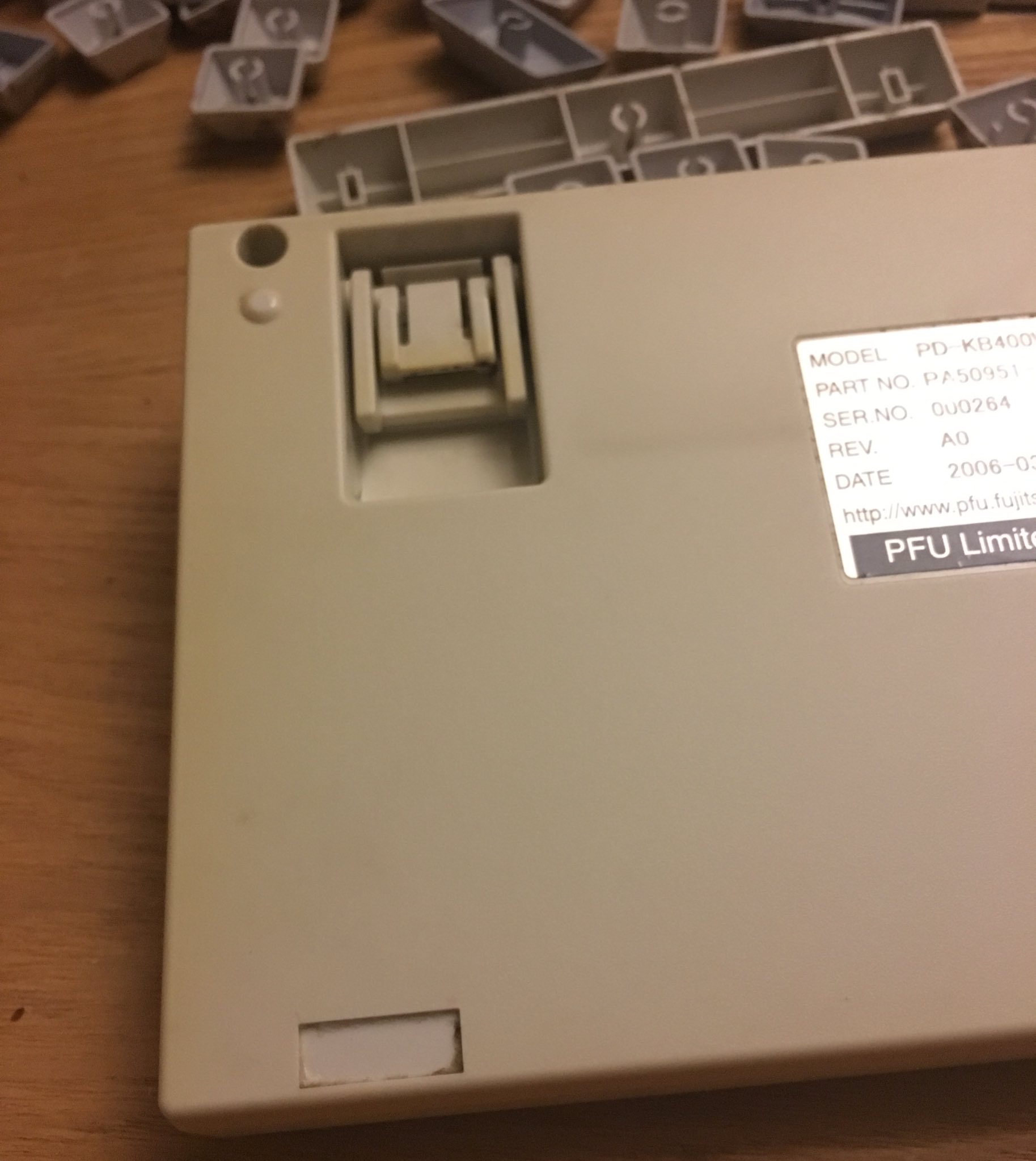 翻訳茶 キーボードのお掃除中 ゴム足の紛失が発覚 Hhkbだけどさすがに部品販売はしていないみたい キーボードにオススメのゴムがあれば教えてくださいませ T Co 7aagqxgboj Twitter