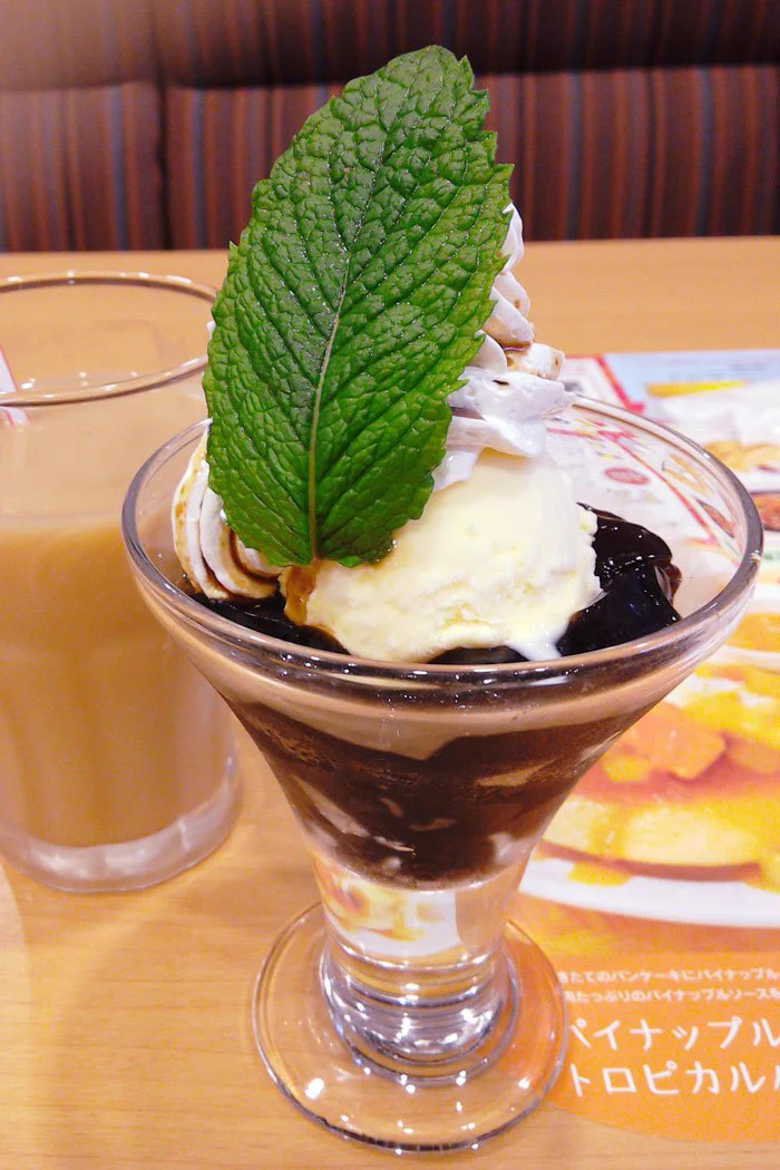 デカすぎてやばいwwガストのパフェに乗っているミントが育ちすぎているww