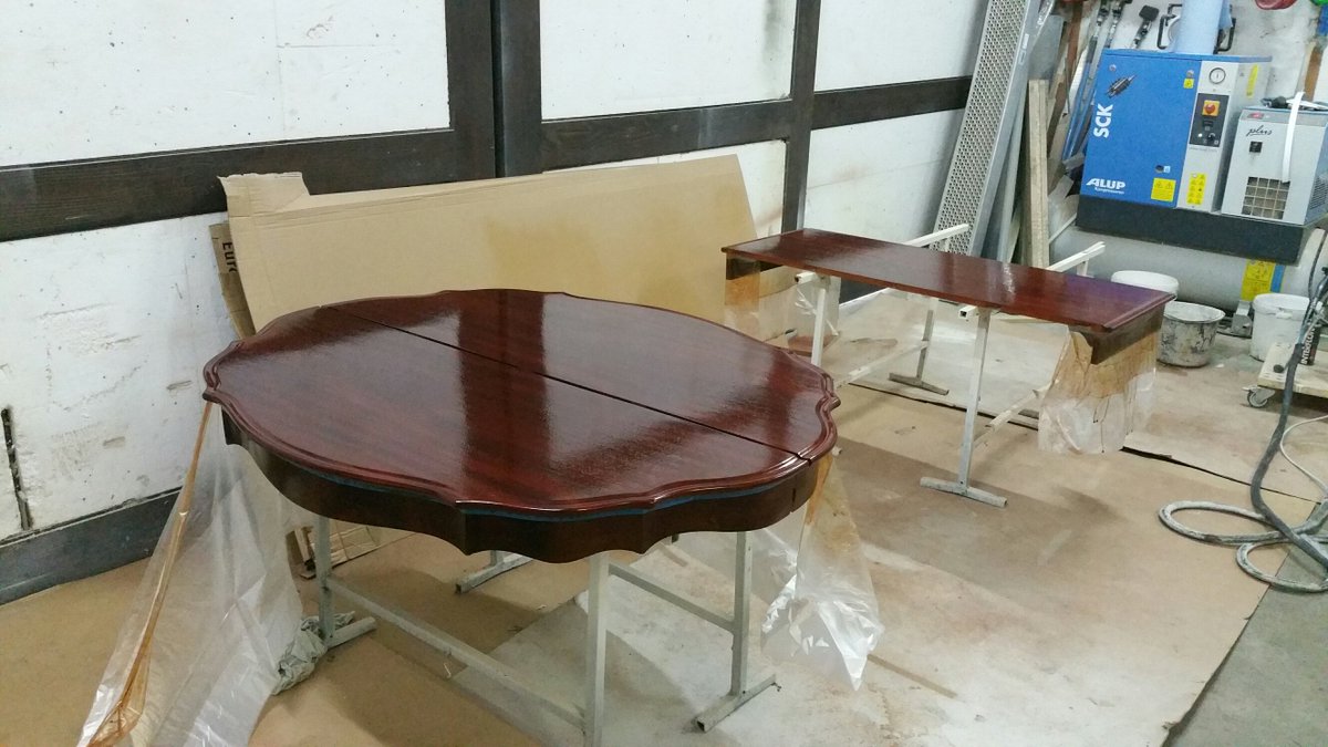 HabecoBV's tweet photo. De Zwaan Interieurbouw uit Nunspeet heeft met het #watergedragen #laksysteem van #Heidelberg deze ouderwets, klassieke tafel #gerenoveerd. https://t.co/LkXrhbmT6e