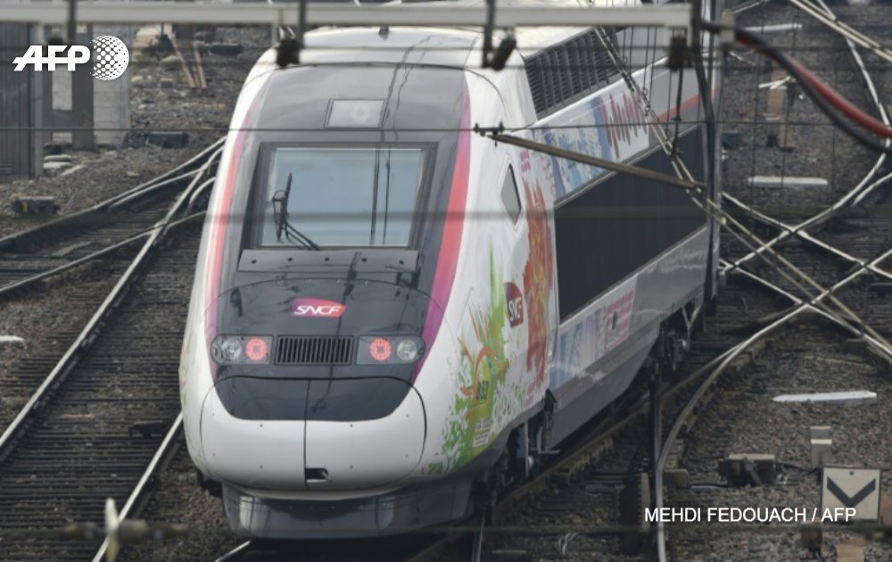 afpfr's tweet photo. Deux nouvelles lignes TGV rapprochent Paris et l'Atlantique https://t.co/9qqVFtrTkS #AFP17PP https://t.co/bTcr6dy1lU