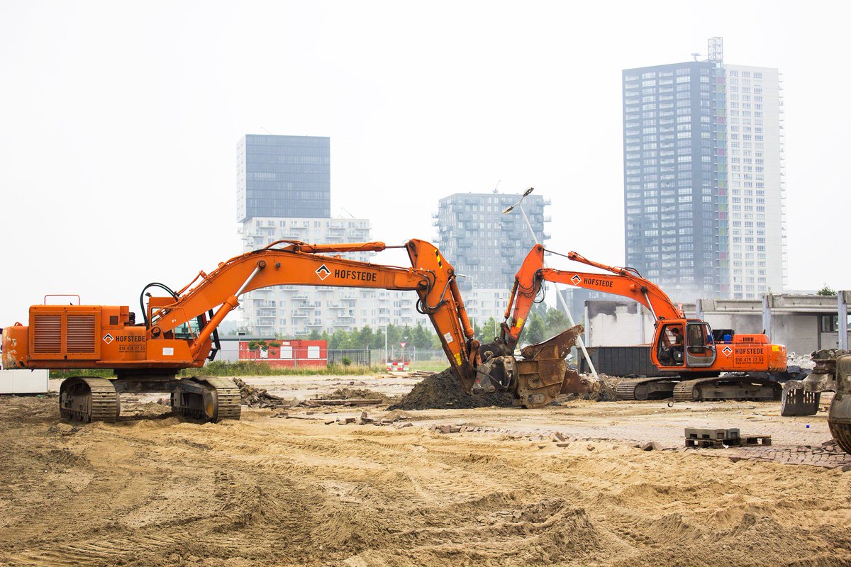 HofstedeBV's tweet photo. Onze #Hitachi's slaan de (machine)armen ineen. Samen verzetten ze letterlijk bergen met werk tijdens het #slopen van diverse panden 🤝 https://t.co/wi93HbLhRU