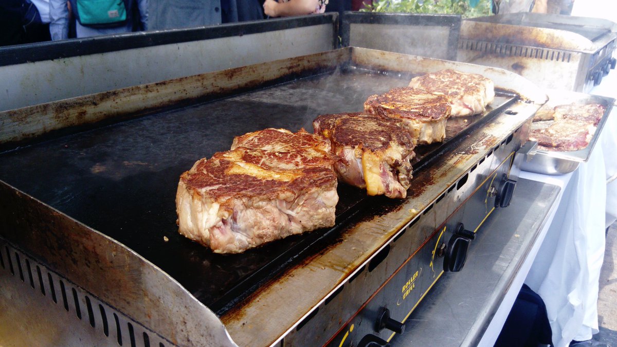 la_viande_fr's tweet photo. La #ConvINTERBEV continue avec une dégustation de côte de bœuf à la Plancha. #miam #bonappetit https://t.co/8hwctOXKdo