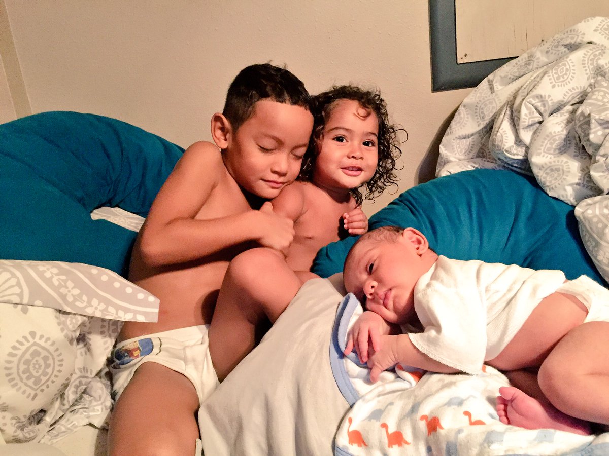 KC_daily's tweet photo. Finally caught some pics of them together! 💙 #5yrold #2yrold #2weekold https://t.co/jzGvd0z5fz