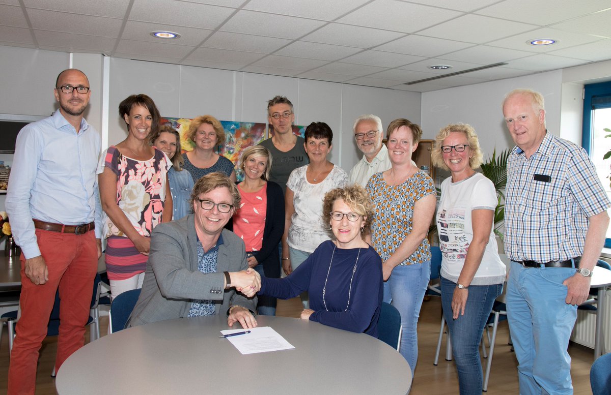 WSPFlevoland's tweet photo. #Codenz (stichting in primair onderwijs) en #UWV tekenen een #samenwerkingsovereenkomst. Codenz, een 100% #inclusieve #organisatie!! https://t.co/b6k2ZqfPvQ