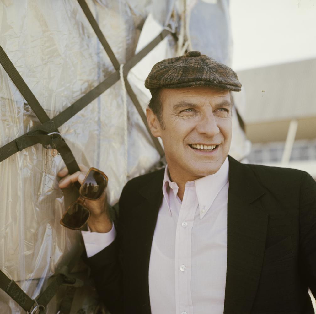 Vandaag is de 100e geboortedag van cabaretier Wim Sonneveld (1917-1974). Zelfs Hollywood viel voor zijn charmes: beeldengeluidwiki.nl/index.php/Wim_…