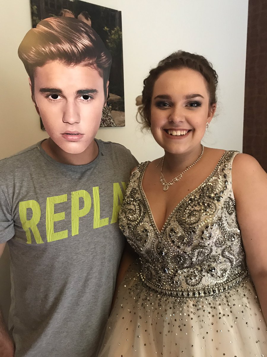 sidneyjonesxx's tweet photo. When you can't have the real @justinbieber take you to prom sooo you get your dad to put the mask on for photos😂😩😂😩 https://t.co/Tvlw7k6xGP