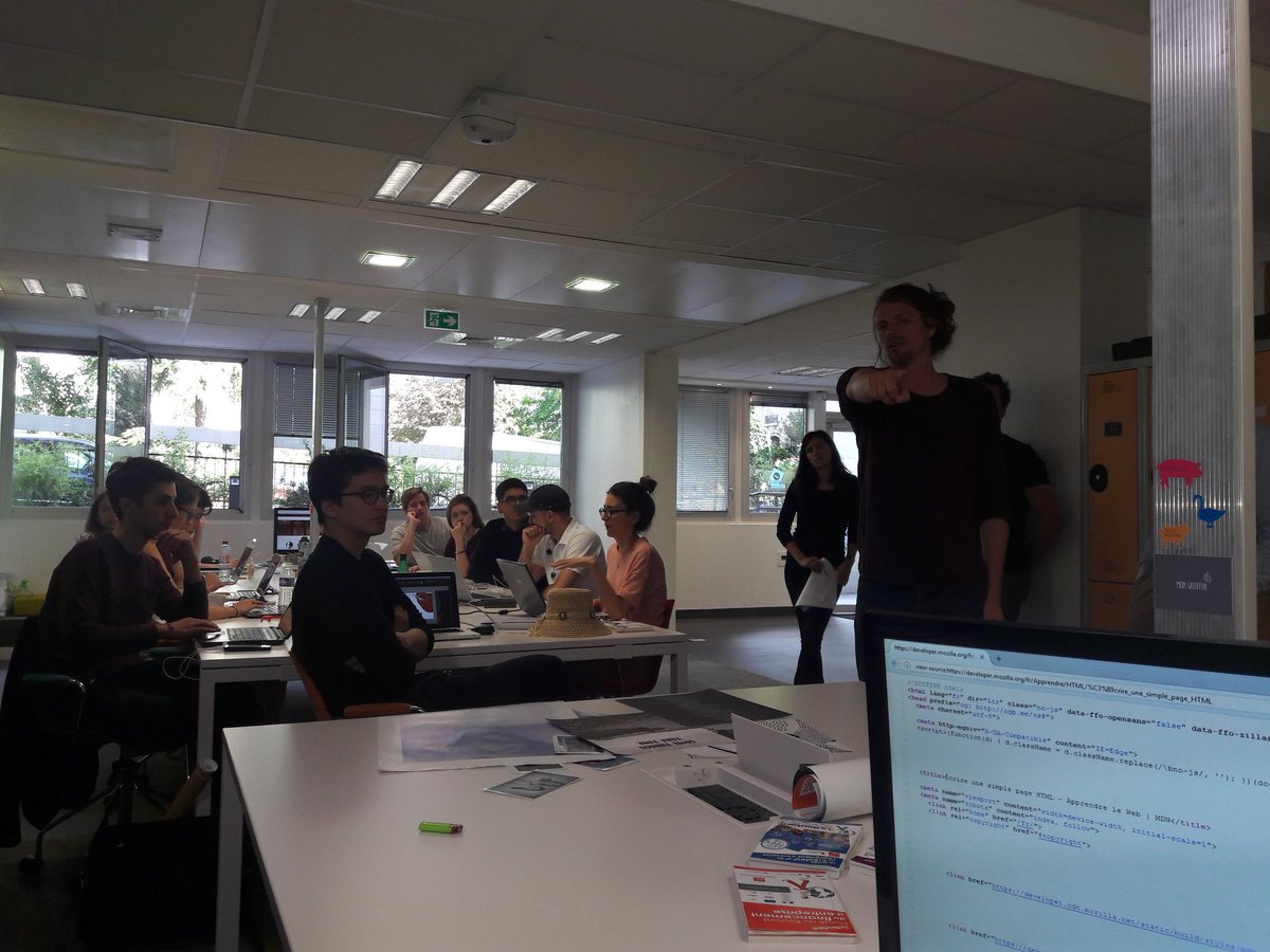psl_pepite's tweet photo. En pleine présentation du brief pour le tournage promotion du #PSL_Lab, espace de #coworking de @psl_univ par @titreprovisoire #Oscars2018 https://t.co/2z9WGM0z5d