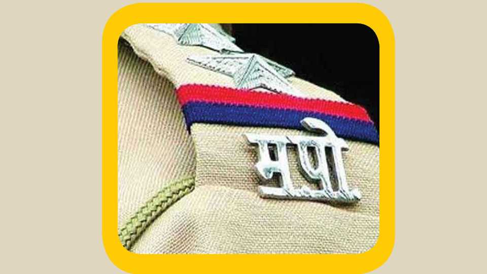 SakalMediaNews's tweet photo. पोलिसांनी वाचवले वृद्ध महिलेचे प्राण
https://t.co/IgPM0mvrsm #Mumbai #MumbaiPolice #SavedALady @sakal_cityspeak https://t.co/e89vd6UWUy