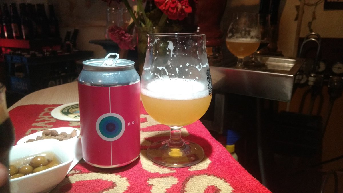 La Ramona de <a href="/soma_beer/">Soma Beer</a> va portar un parell de cosetes i ahir gaudien les Singlotaires...

Combo NEIPA + IPA Hall. Blanc 100%