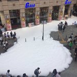 夏場の雪景色？駅前が消火剤の泡まみれになっている模様!