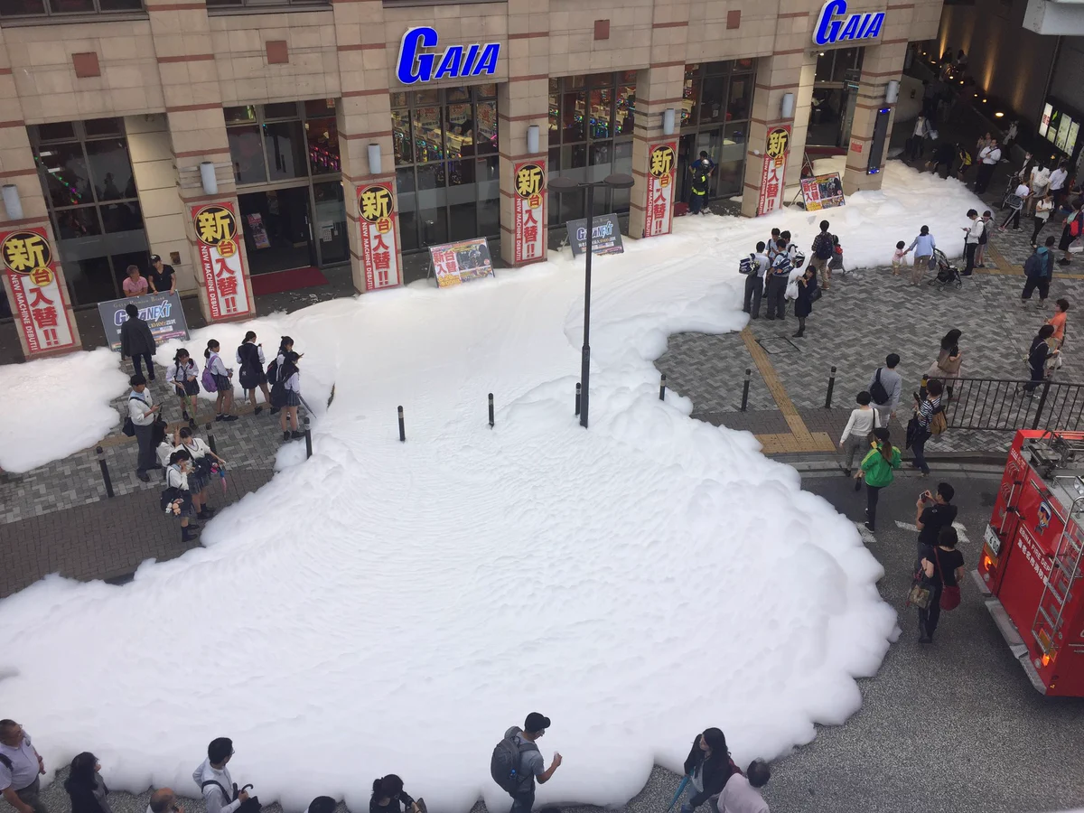 夏場の雪景色？駅前が消火剤の泡まみれになっている模様ｗｗｗ
