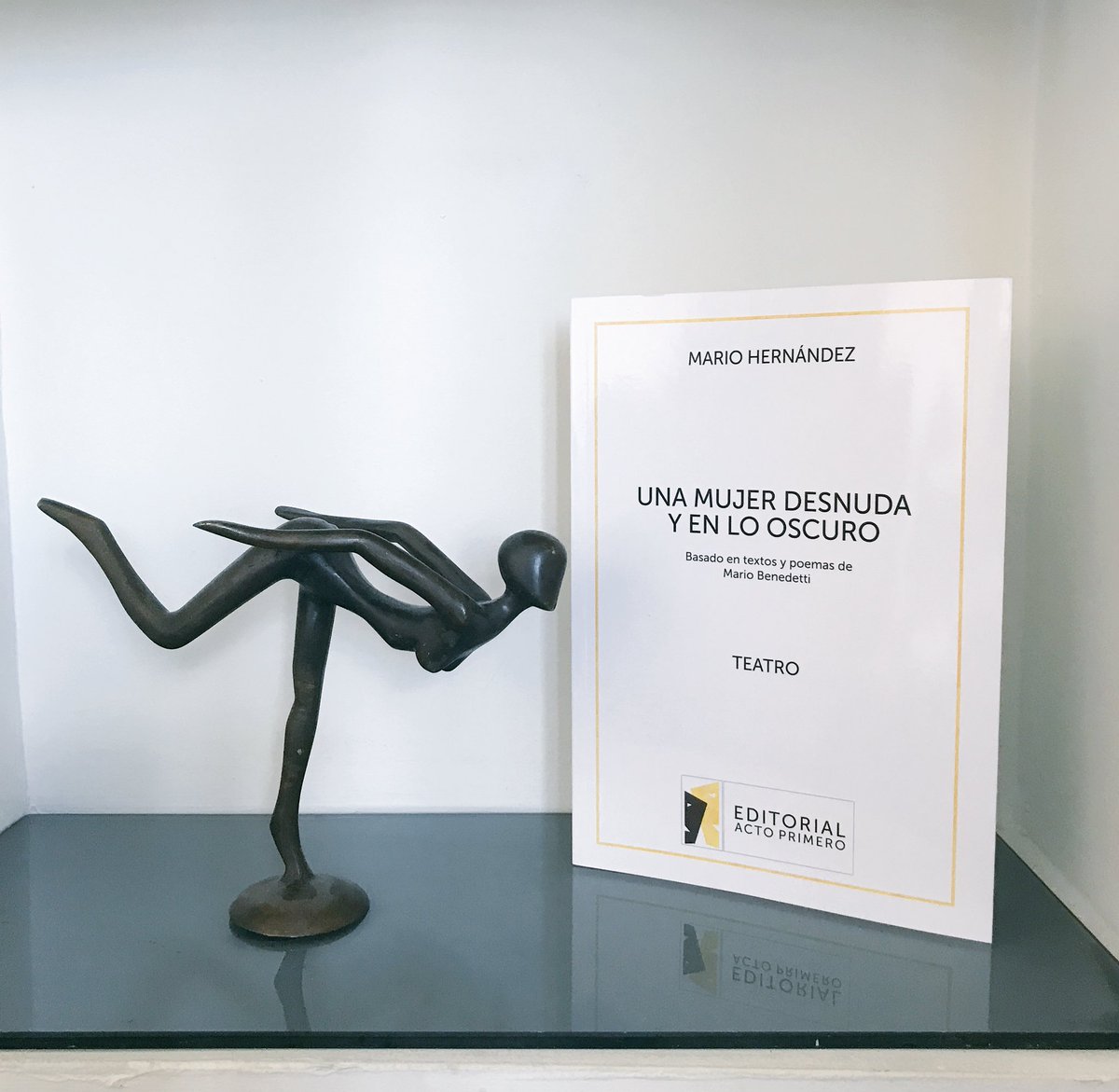 ¿Qué pasa cuando dejamos soñar a los #poetas? Al amanecer, te aparece una "Mujer desnuda y en lo oscuro" te esperamos este sábado a las 13h!