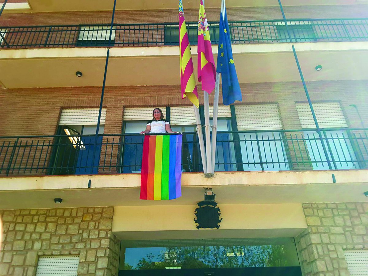 almussafes_aj's tweet photo. IGUALTAT
La bandera de l'orgull gai oneja en el balcó de l'Ajuntament d'#Almussafes https://t.co/iWWaKqTcVW
#IgualtatAlmussafes https://t.co/xN0CuaCPyY