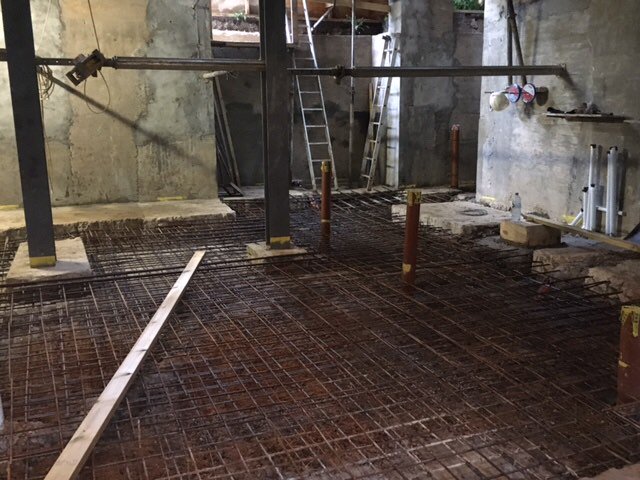 dropboxbasement's tweet image. Out large #retrofitbasement slab pour in #londonSW16 is underway. #basementspecialists #dropboxbasement #london