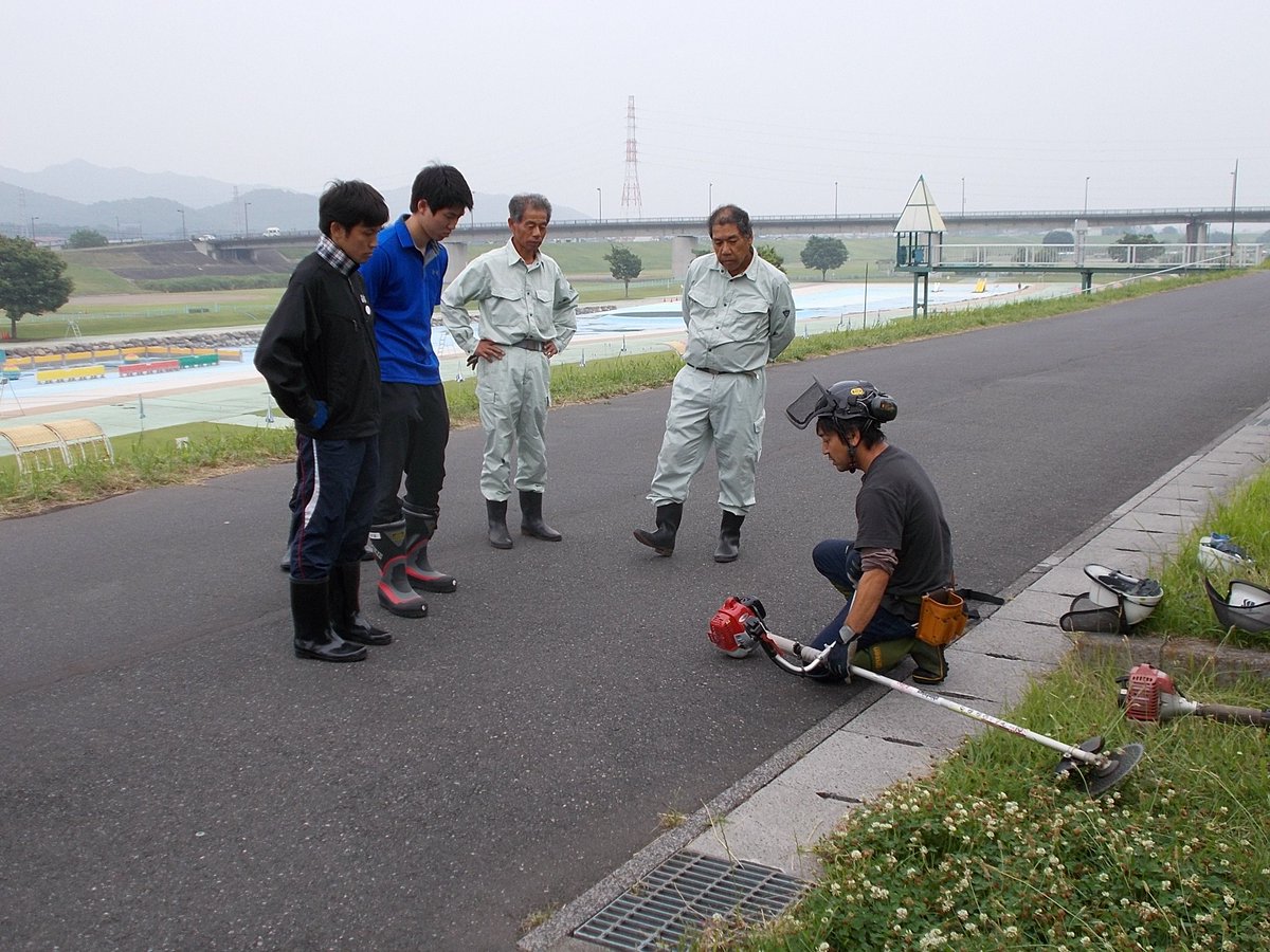 渡良瀬グリーンプラザ 刈払機安全講習会を受けました 基本的事項の服装と保護具から始まり作業の基本 機械の特性 機械点検と替刃 災害事例等を聞いた後 屋外での草刈を実践しました 慣れない研修に緊張しましたが 作業時は安全領域の確保を徹底して 渡良瀬グリーンプラザ 刈払機安全講習会を受けました 基本的事項の服装と保護具から始まり作業の基本 機械の特性 機械点検と替刃 災害事例等を聞いた後 屋外での草刈を実践しました 慣れない研修に緊張しましたが 作業時は安全領域の確保を徹底して