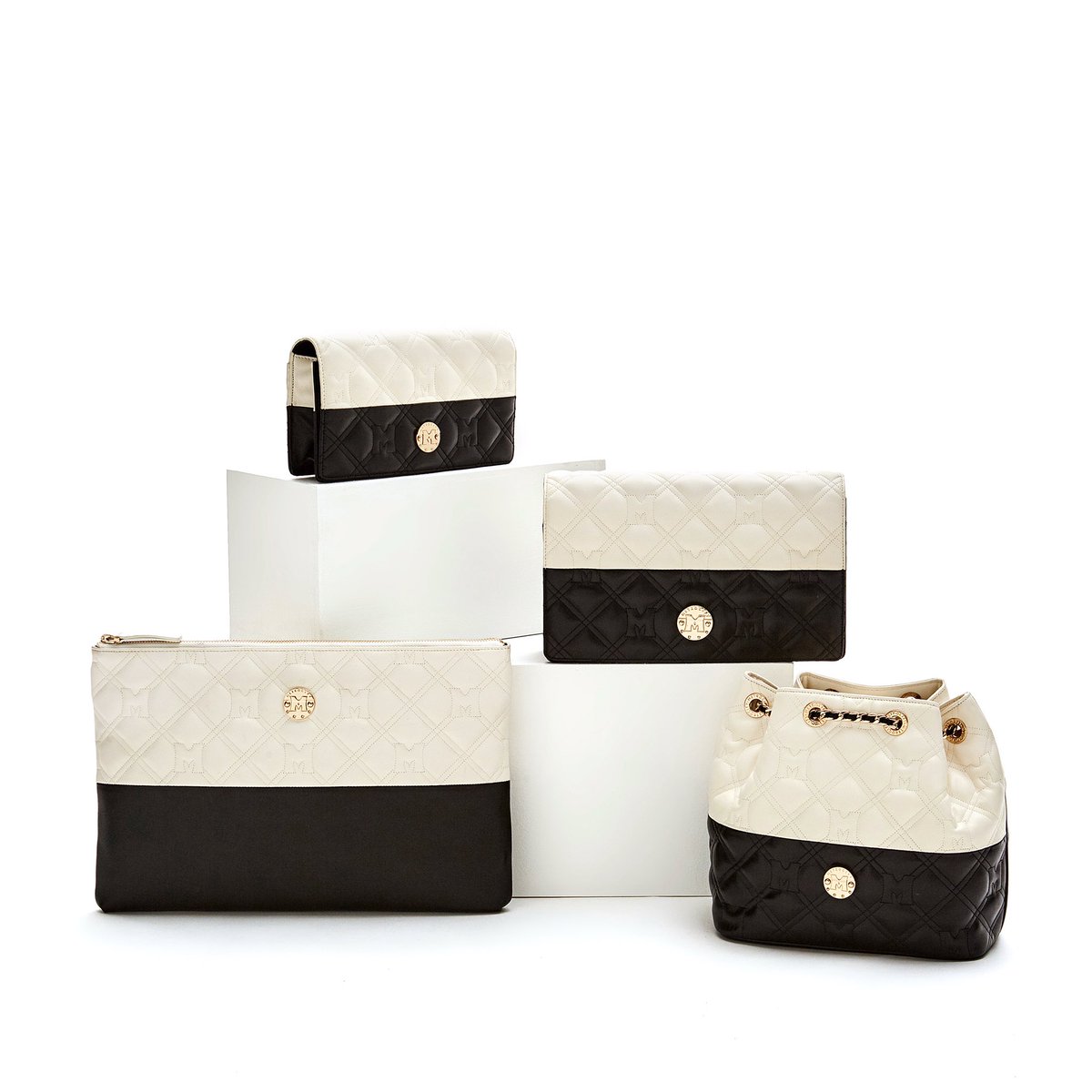 Metrocityusa's tweet photo. Division for unity
#METROCITY #METROCITYLOUNGE #METROCITYWORLD #fashion #italy #milano #METROCITY25 #anniv25 #bag #black #white https://t.co/GknYOoVdsE