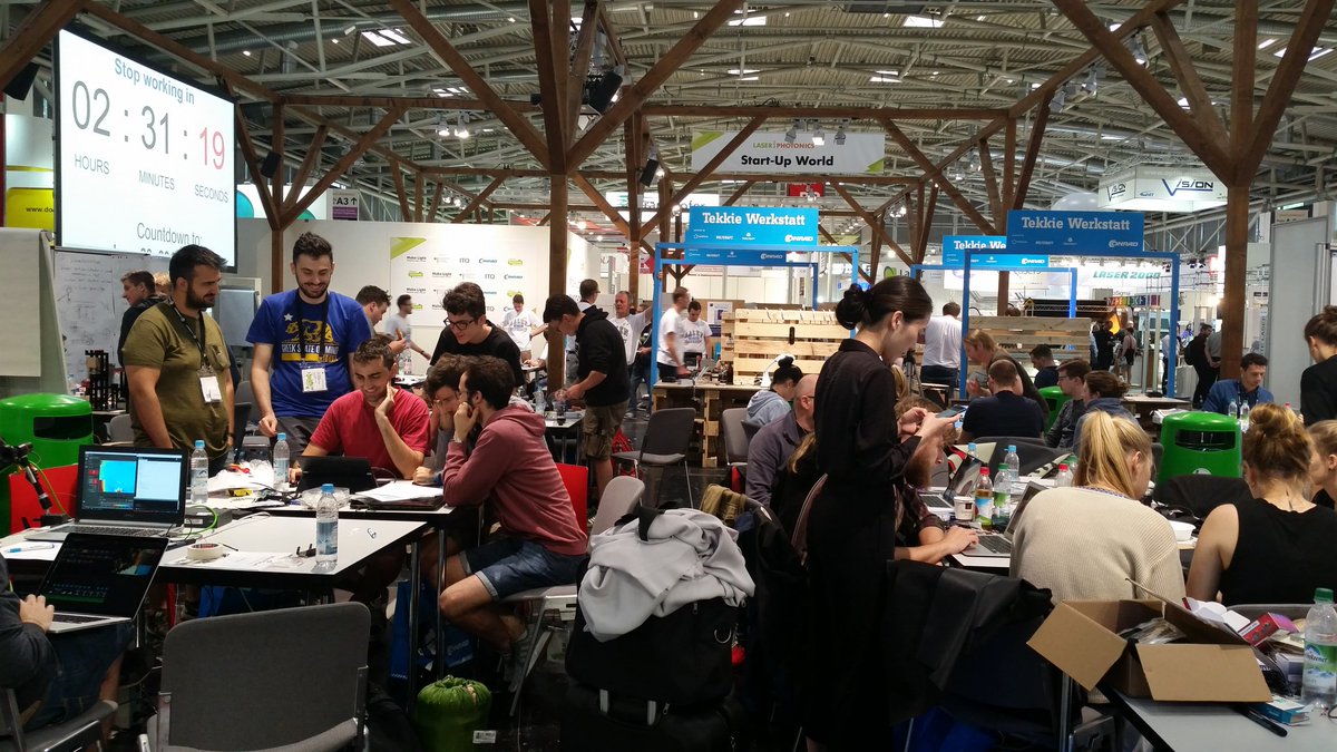 photonik2020's tweet photo. Final Countdown: #lasermakeathon nur noch 2:30 Stunden! Hier wird noch fleißig gebaut und programmiert Stand B3.333 @PHOTONICSWORLD https://t.co/l96VeOX1SI