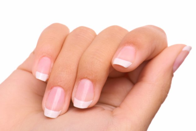En sanatsal tırnak tasarımları bile kırılgan ve sağlıksız tırnakları gizleyemez. Bilgi için nailstil.com