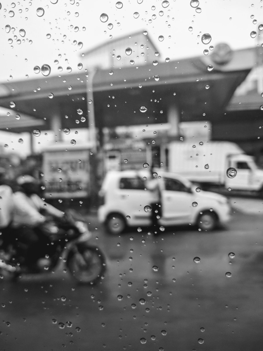 rowdybabyno1's tweet photo. Look what I brought along with me !!! #gurugram #rains #firstshower https://t.co/8CG0dznTeW