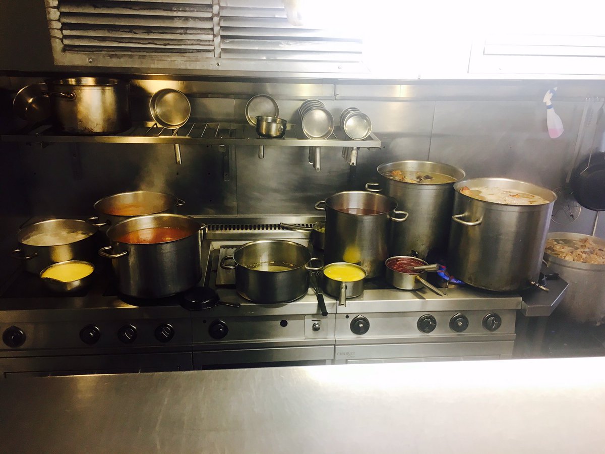 broadbentm94's tweet photo. When the stoves are way to small #fightforspace #saucetakeover #stocksandsauces #chefslife https://t.co/f3xWsnLPg5