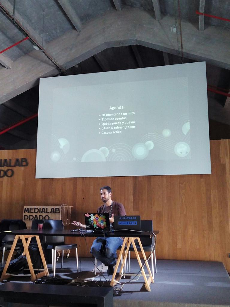 MundoGISter's tweet photo. Arquitecturas híbridas on fire 💥 con @hhkaos @Esri_Spain #DevSummitSpain https://t.co/KUNbA53ph0