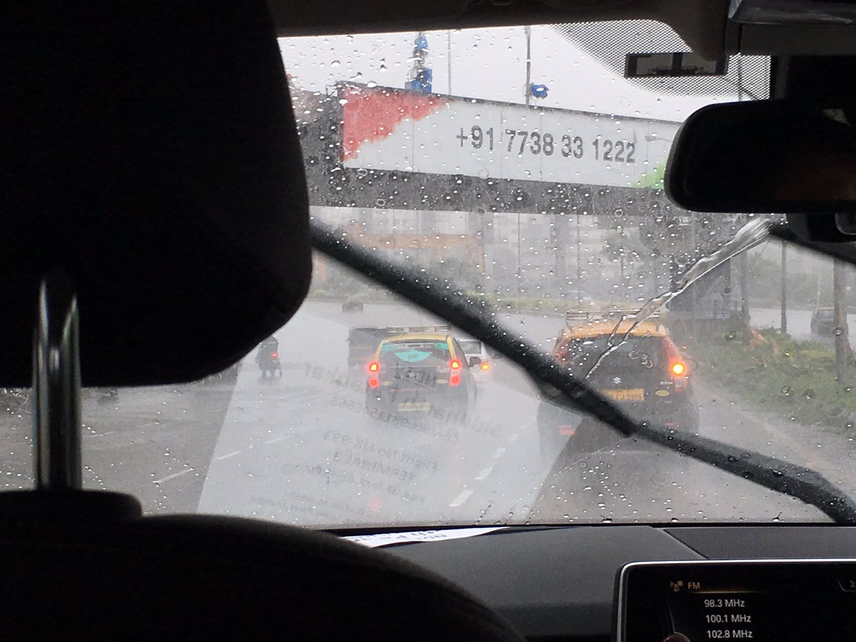 sidpatankar's tweet photo. Some heavy rain and everyone puts on those damn hazard lights... Absurd. Just turn on the headlights for crying out loud!! SVP #MumbaiRain https://t.co/3jKvudkrVW