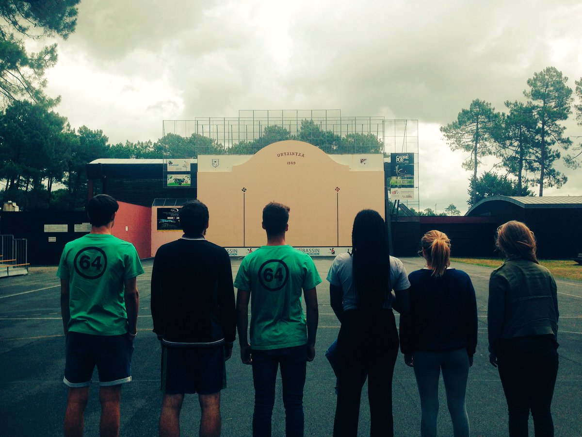 #arrivée au fronton de Gujan !!!
#TourdeFrance #humanitaire #pelote #basque #espadrille