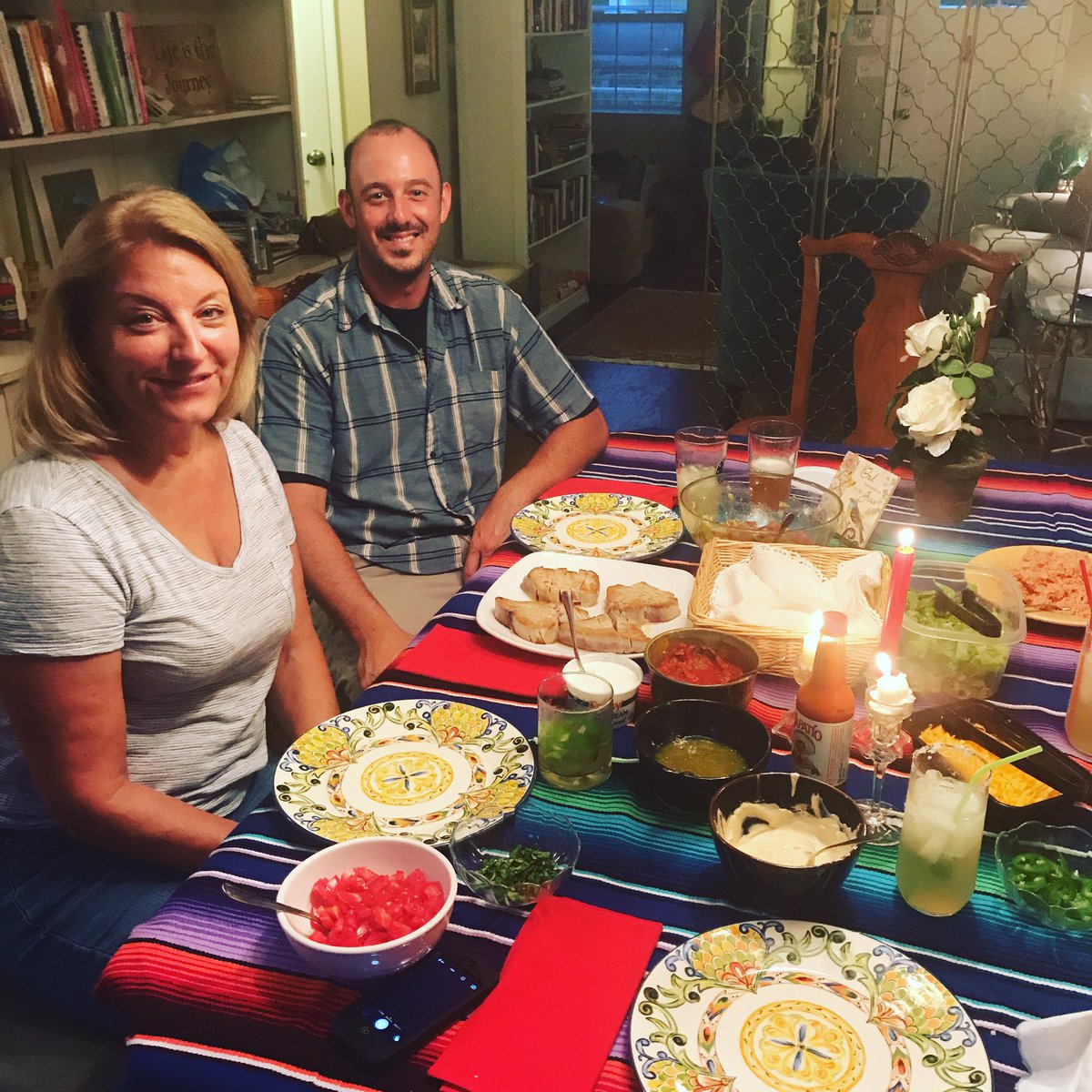 CardaLisa's tweet image. Taco night with Micaela, Reid and Caroline. Cali in CHS y'all❤️🌮🌮