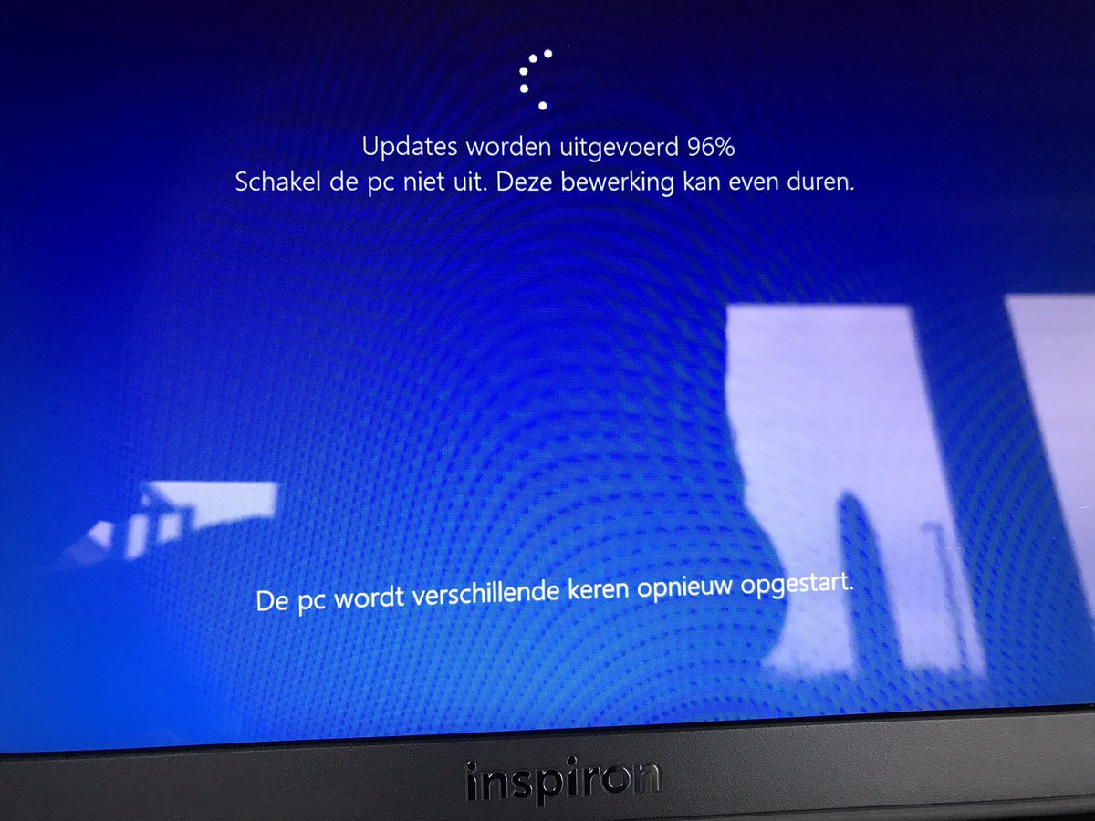 Jan_Kwaakt's tweet image. Vanmorgen 9.15 uur. Update uitvoeren?  Ach ja, waarom niet. #nognietklaar #updatewindows10