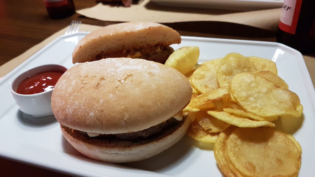TerneradeEx's tweet photo. En un día lluvioso como el de hoy... es imposible decir que no a una magnífica #Hambuguesa de #TerneradeExtremadura #DeLaDehesaALaMesa https://t.co/rpvldui4BK