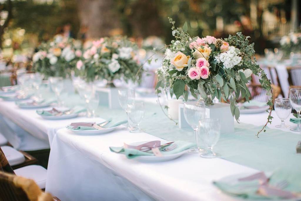 BDWandE's tweet photo. Create a natural look and feel with loose, overgrown arrangements with a minty fresh touch! | Photography: @giname… https://t.co/AE27K77m6f https://t.co/dppZE8VuOQ