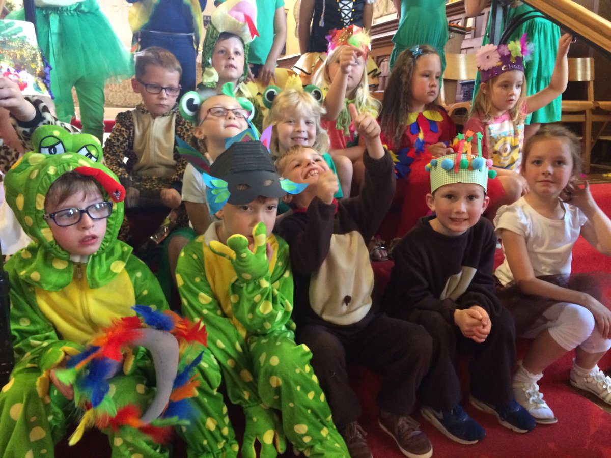 YGGTonyrefail's tweet photo. Sioe haf gwych gan flwyddyn 1 a 2! What a performance by Year 1 and 2! #rio #sioehaf #actorion #canu #perfformio https://t.co/5EzBjr0uca
