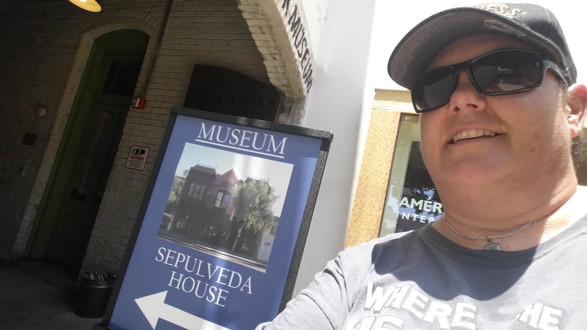 Ms_Kambix's tweet photo. #summerselfiebingo #museumselfie #sennettshines https://t.co/ANne9v8Q7t