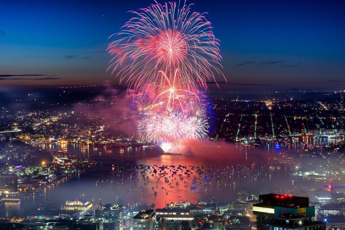 MeredithFrost's tweet photo. Awesome shot of the July 4th fireworks over Seattle (📸: @timdurkan) https://t.co/9xK0Iw5h6G