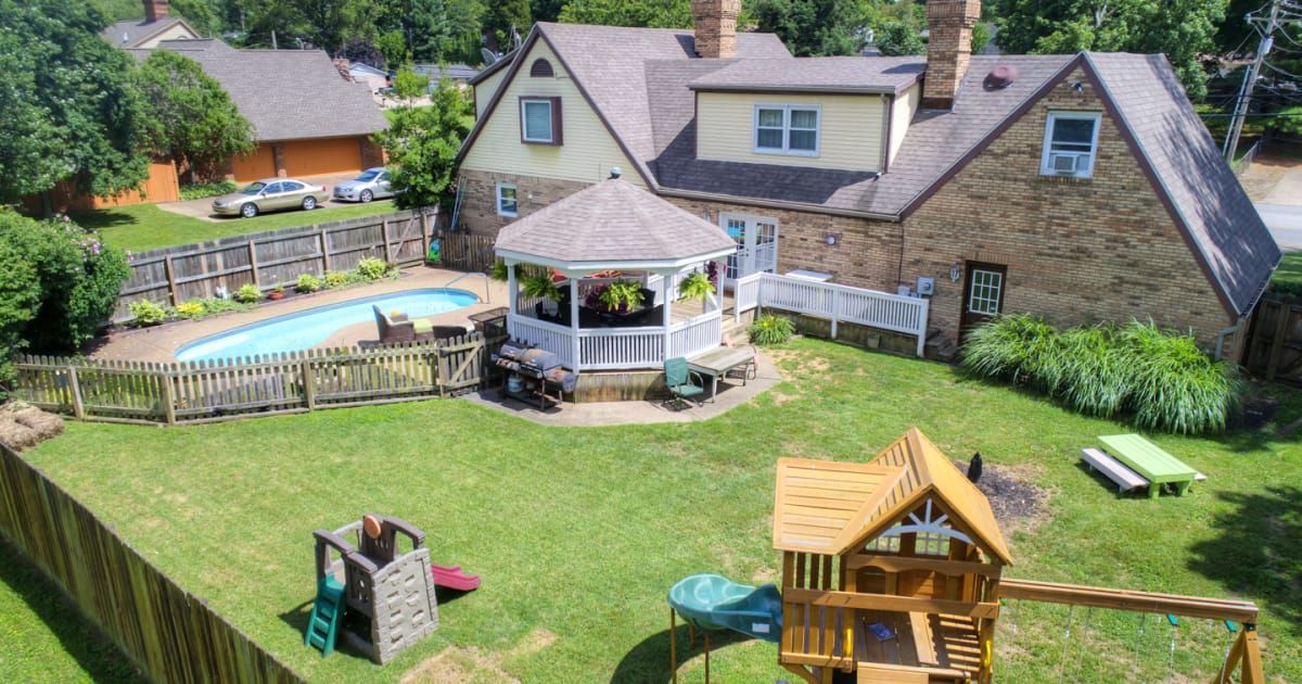 MoreWithMiller1's tweet photo. You Saw WHAT in the Backyard? #Blog alert! #Drones in #RealEstate. #morewithmiller #ERAFirst #ERAsoldmine
https://t.co/9ZeNeKoWqH https://t.co/46UIvGNqpo