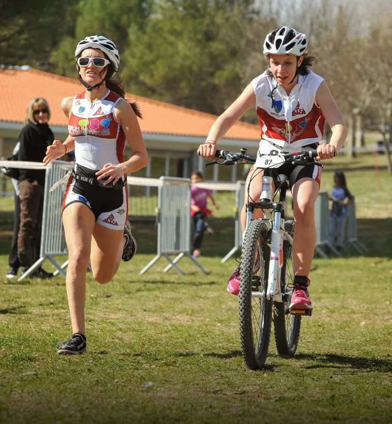 Le Bike and Run, se pratique à 2 équipiers ensemble, un pédale, l'autre court. Ils échangent à leur guise pour arriver ensemble.