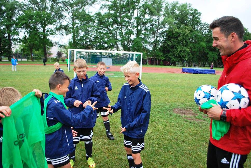 a2barea's tweet photo. Enhorabuena por le magnifico trabajo en @soccerskillspl de @raulduesc en la sede de PUCK. Djankuye Barzo. https://t.co/s7k26Krsba
