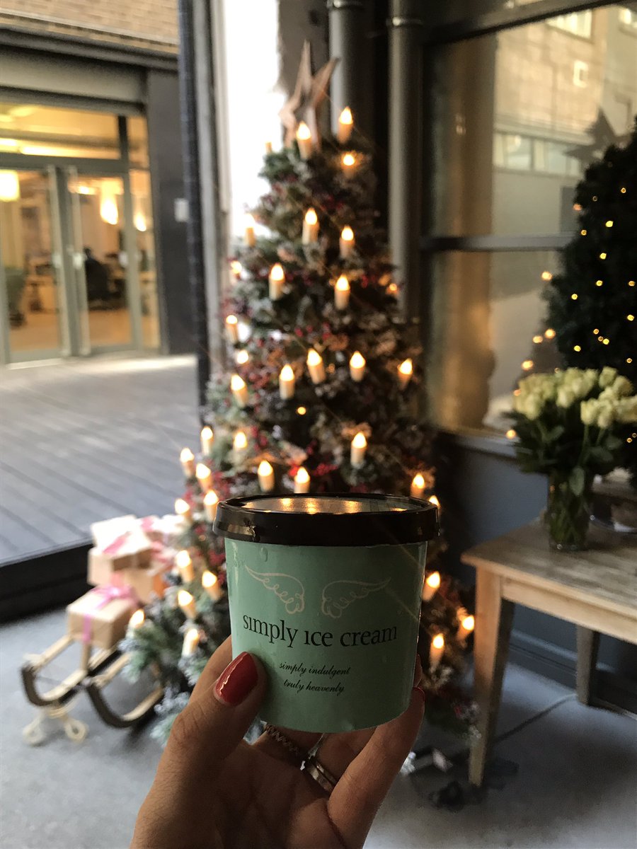 So good to chat with <a href="/SimplyIceCream/">Simply Ice Cream</a> at the <a href="/CrescendoPR_UK/">Crescendo PR</a> #ChristmasInJuly event. 🍨🎁🎄