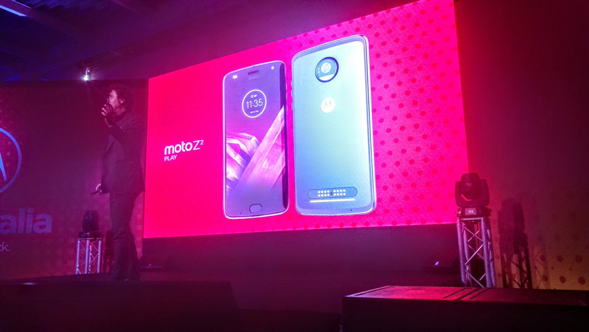 Tecnocino's tweet photo. Moto Z2 Play e il ritorno di Motorola in Italia #helloitalia @lenovoitalia https://t.co/TTFYnCWuuH