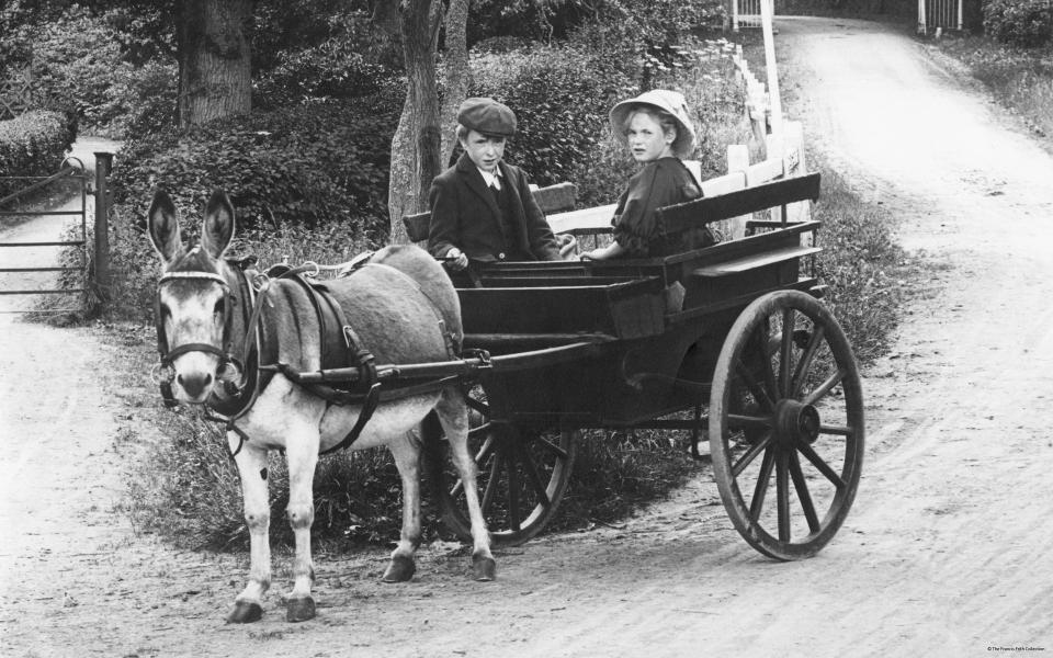 Heritage1st's tweet photo. Victorian life in the UK revealed in amazing collection of 170,000 images https://t.co/ntgo1g4vo3 @VictorianWeb @thevicsoc #heritage https://t.co/XuQwLEVRCL