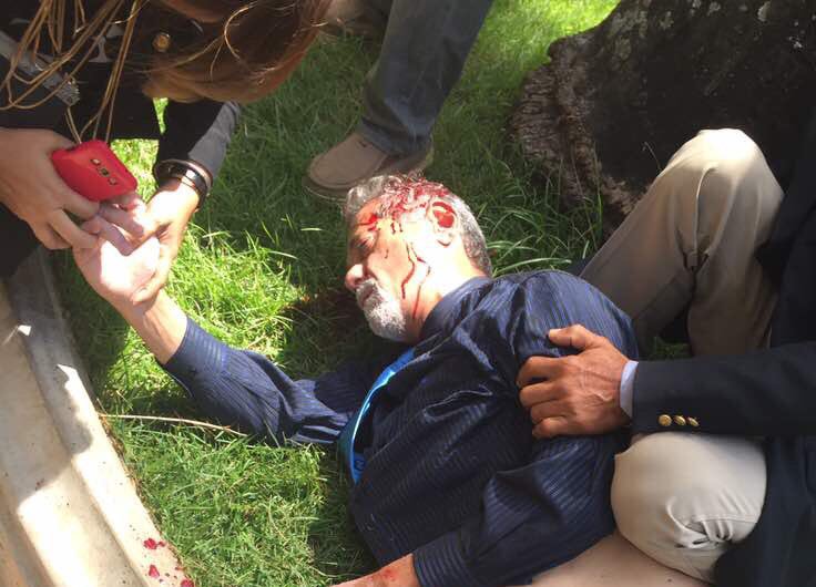 Las paredes de la Asamblea Nacional ensangrentadas y la herida del diputado de Grazia: cnn.it/2tgVrHm