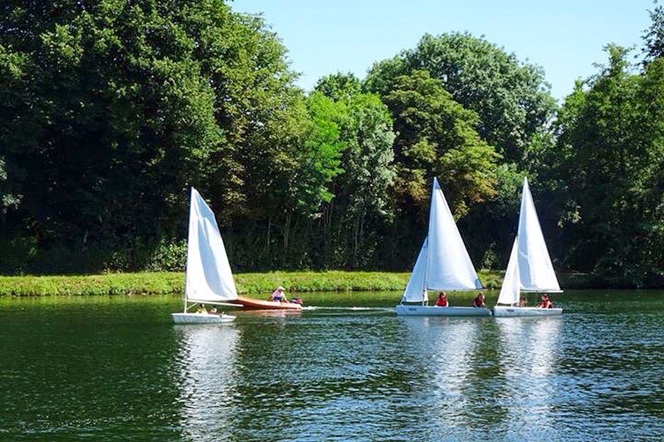 DestinationVSY's tweet photo. Les apprentis skippers sont de sortie à Villeneuve-sur-Yonne ! #destinationvilleneuve #TourismeSens #YonneTourisme https://t.co/ljSmvXJgHT