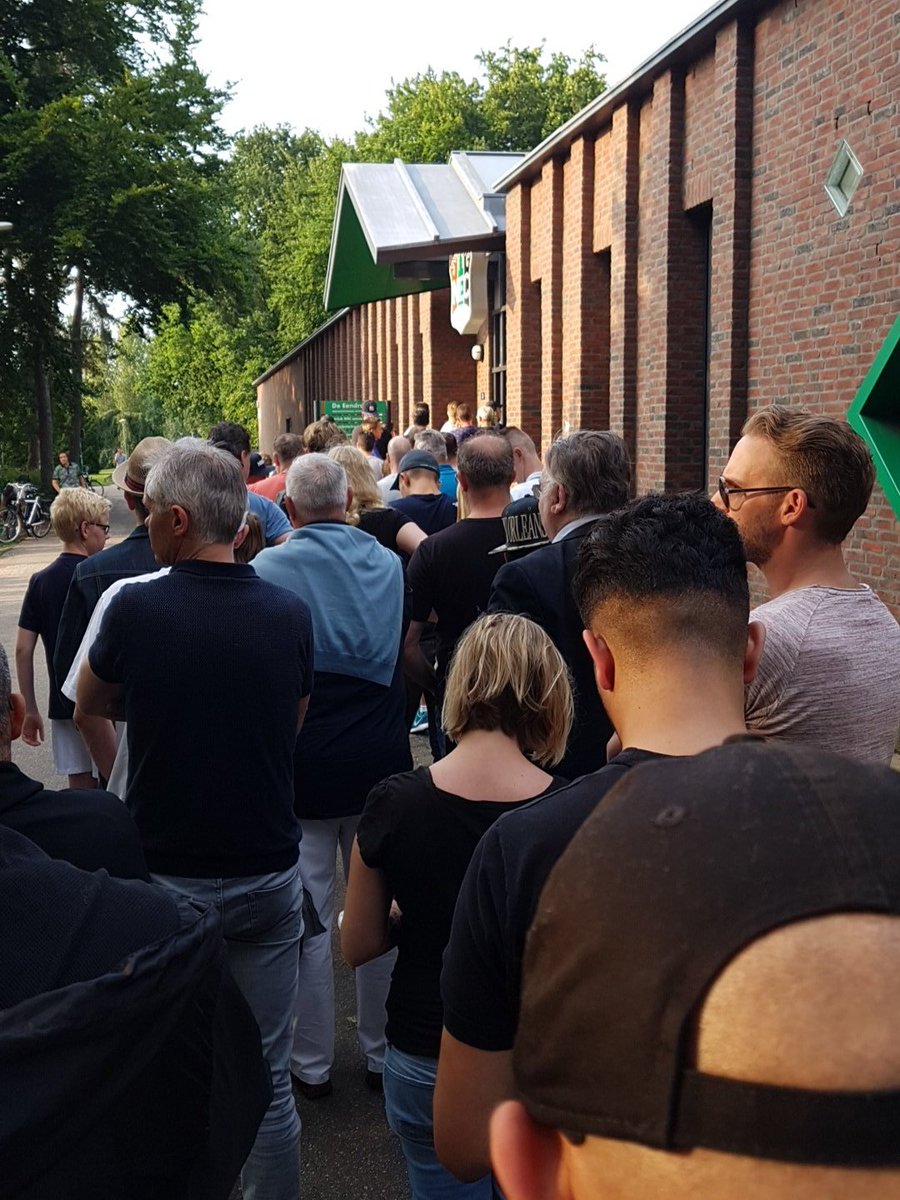 haard1966's tweet photo. Nu al in de rij voor NEC.... https://t.co/VlMMi3dLx5
